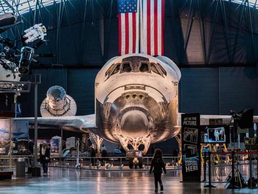 @abroadwife - Bambino in piedi davanti allo Space Shuttle Discovery all'Udvar-Hazy Air and Space Museum - Museo Smithsonian gratuito vicino a Washington, DC
