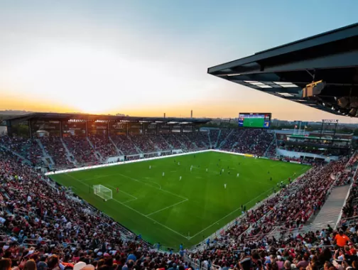 @dcunited - Audi Field al tramonto durante una partita di calcio professionistico del DC United - Locali sportivi a Washington, DC