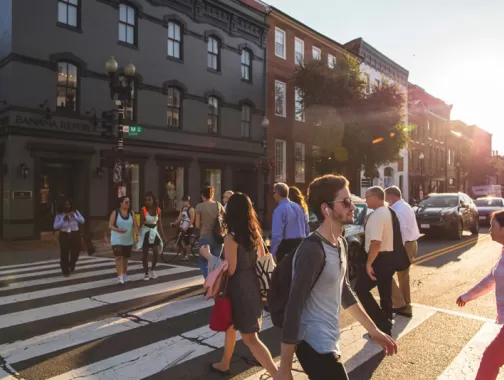 Caminando por M Street NW en Georgetown: las mejores formas de moverse por Washington, DC