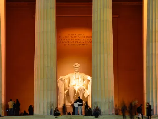 Lincoln memorial estatua abarrotada de noche