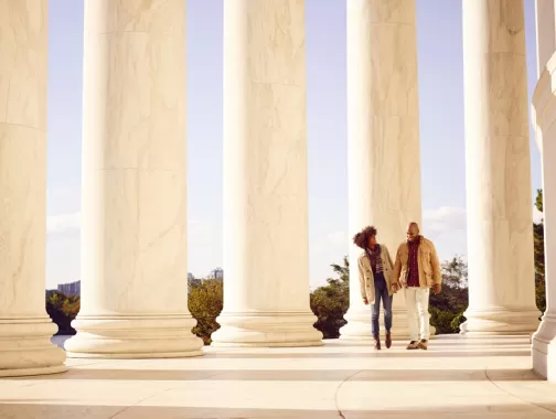 Couple marchant le long du Jefferson Memorial - Les endroits les plus romantiques de Washington, DC