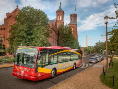 Ônibus DC Circulator no National Mall em frente ao Castelo Smithsonian - Como se locomover em Washington, DC