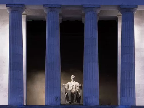 Colunas e estátua do Lincoln Memorial à noite