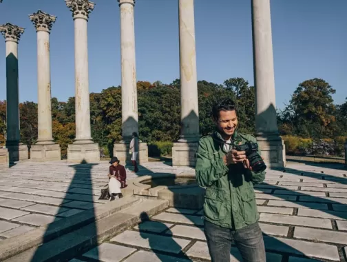 Homme prenant des photos des colonnes du Capitole national de l'Arboretum national - Les endroits les plus instagrammables de Washington, DC