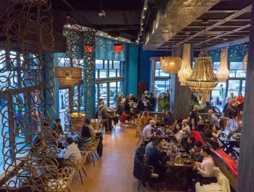 @mishaonfoot - Comensales en Kaliwa de Cathal Armstrong - Restaurante asiático en The Wharf en Washington, DC