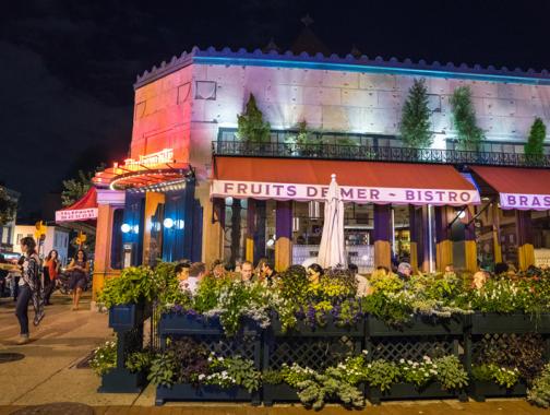 Cena nocturna en el patio de Le Diplomate en 14th Street - Restaurante Stephen Starr en Washington, DC