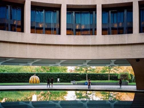 @teamgrayduck - À l'extérieur du Smithsonian Hirshhorn Museum au Sculpture Garden - Musée d'art moderne gratuit sur le National Mall à Washington, DC