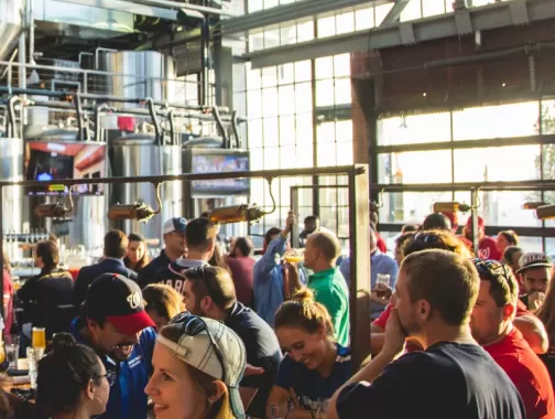 華盛頓特區的當地精釀啤酒廠、釀酒廠和釀酒廠 - 海軍基地-國會河濱區 Bluejacket Brewery 的酒吧