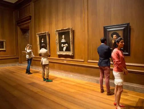 Visitantes da National Gallery of Art no National Mall - Museu de arte gratuito em Washington, DC