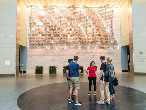 @washingtondcua - Guía turístico con grupo en el Museo Nacional Smithsonian de Historia Estadounidense - Museo gratuito en Washington, DC