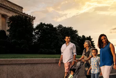 링컨 기념관에서 산책하는 가족
