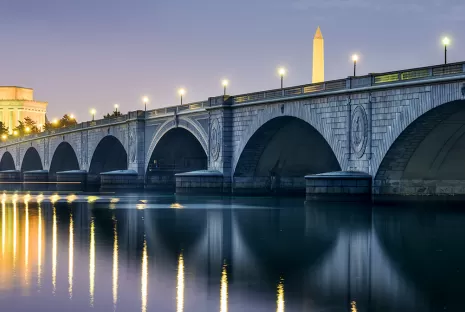 阿靈頓大橋在夜間點亮，華盛頓天際線以林肯紀念堂和華盛頓紀念碑為特色