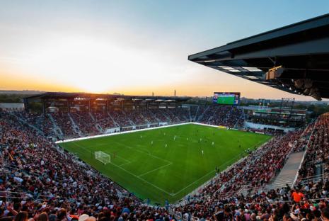@dcunited - Audi Field al tramonto durante una partita di calcio professionistico del DC United - Locali sportivi a Washington, DC