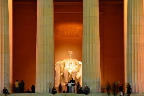lincoln memorial statue crowded at night