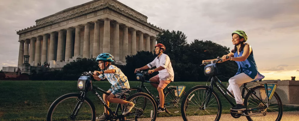 Faire du vélo près du Lincoln Memorial sur le National Mall, Washington DC
