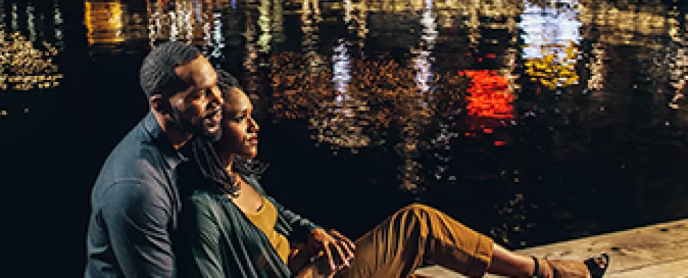 晚上在碼頭的情侶頁腳