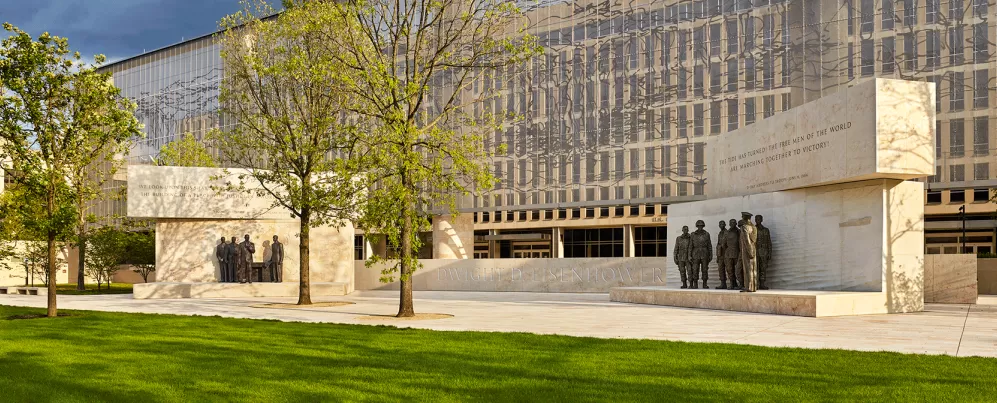 Memorial de Eisenhower (imagem cortesia da Comissão do Memorial de Eisenhower; projeto do memorial por Gehry Partners, LLP; escultura de Sergey Eylanbekov; tapeçaria de Tomas Osinski)