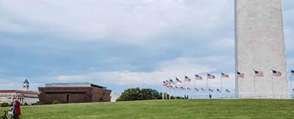 Familia haciendo un picnic en el National Mall