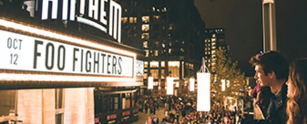 Hymne Festzelt Schild an The Wharf