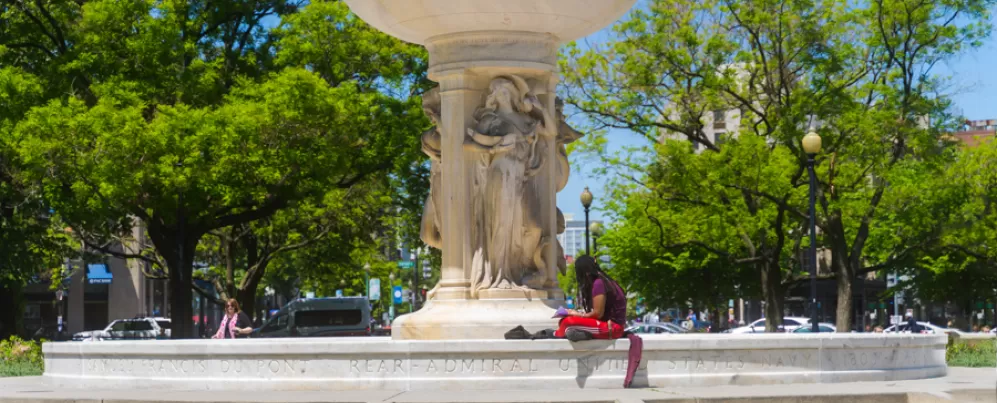 Person, die sich am Dupont Circle Monument entspannt 