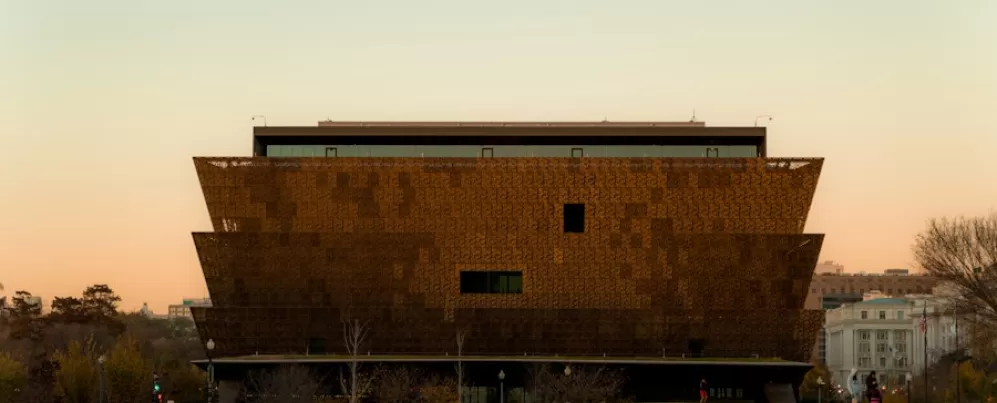 Het Nationaal Museum voor Afro-Amerikaanse Geschiedenis en Cultuur in Washington, D.C., bij zonsondergang.