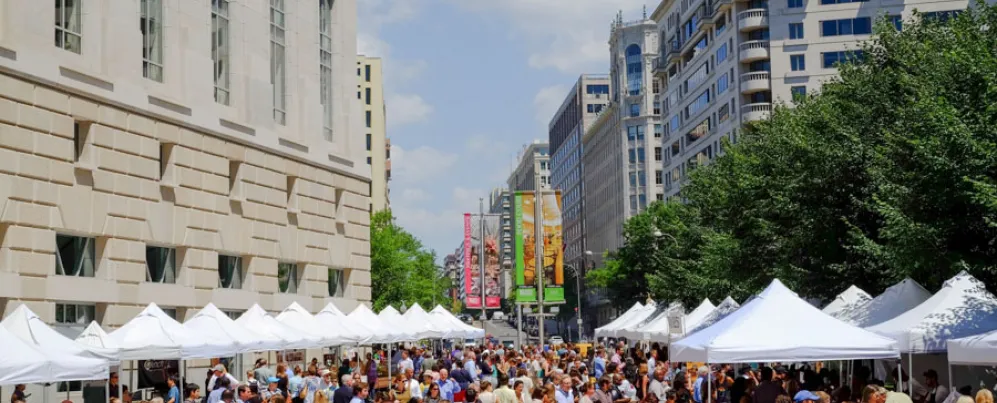 People shopping at Capital Harvest on the Plaza