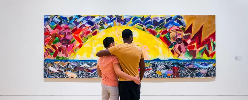 Um casal observa uma pintura colorida na Coleção Phillips.