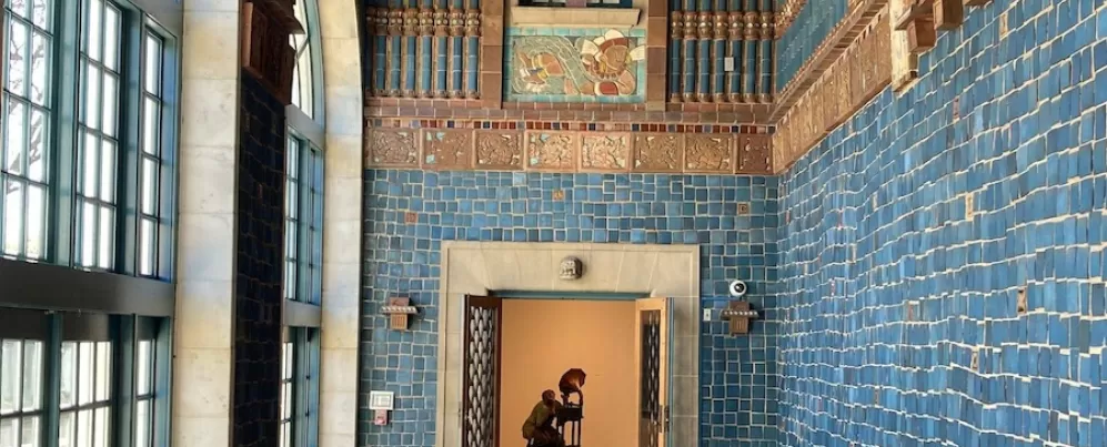 美洲藝術博物館色彩鮮豔的磁磚門廳，透過敞開的門口可以看到雕塑。