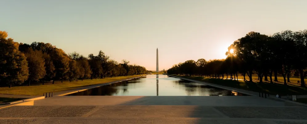 Uma vista noturna do Reflecting Pool, com o Monumento a Washington ao longe. 