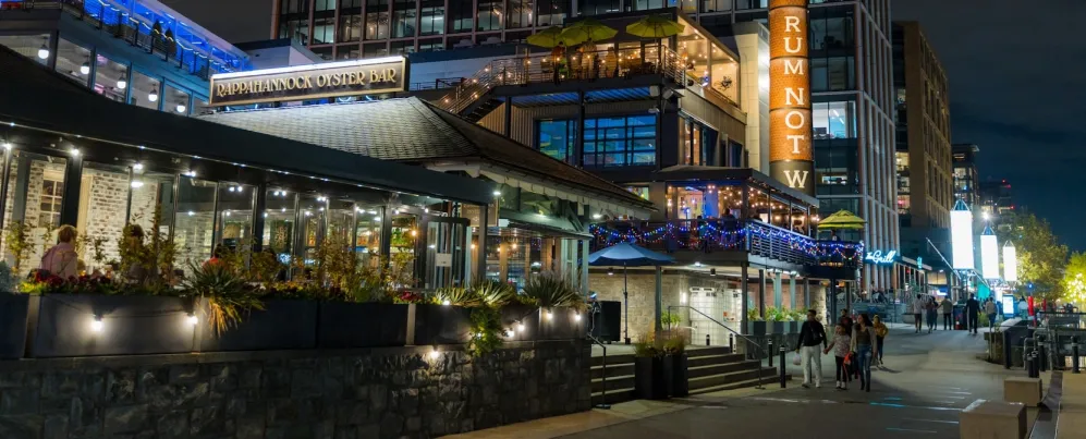 華盛頓特區碼頭沿線的商店夜晚燈火通明，生意繁忙。 