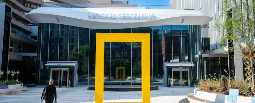 Cour moderne avec une grande sculpture à cadre rectangulaire jaune