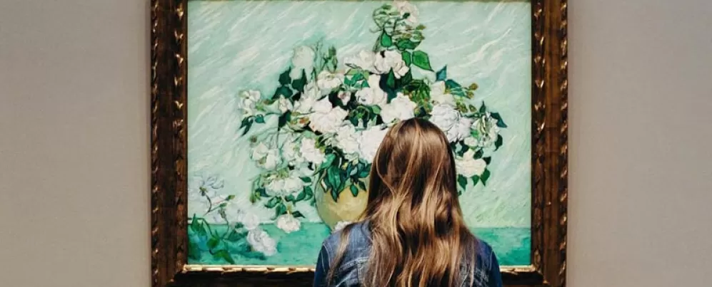 @_abbyderrick - Mulher vendo as rosas de Vincent Van Gogh na National Gallery of Art - Pintores mestres nos museus de arte de Washington, DC