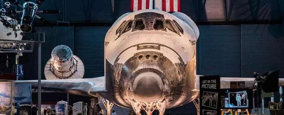 @abroadwife - Criança em frente ao ônibus espacial Discovery no Udvar-Hazy Air and Space Museum - Museu Smithsonian gratuito perto de Washington, DC