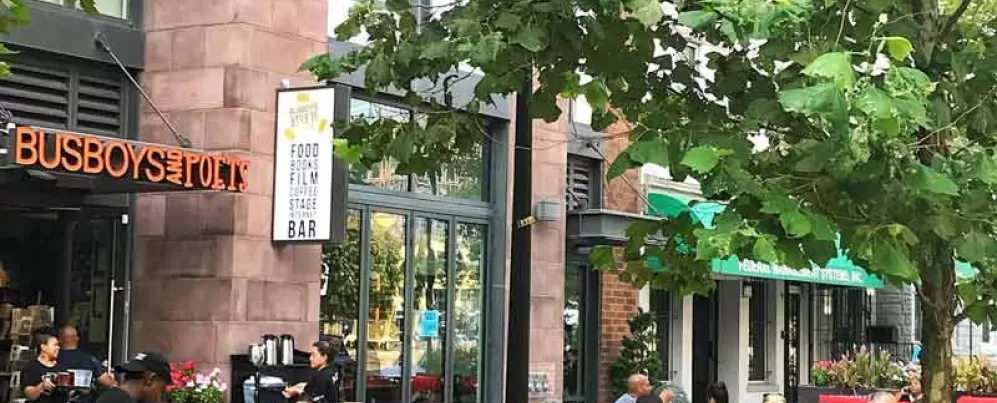 Pátio ao ar livre na Mount Vernon Square Busboys and Poets - Coisas para fazer no bairro de Mount Vernon Square em DC