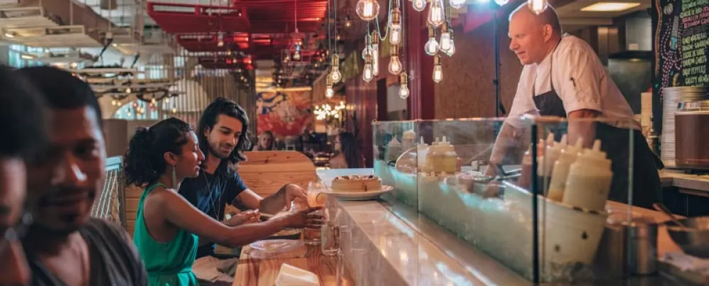 夫婦在 Penn Quarter DC 的 Jose Andres' China Chilcano 用餐 - 華盛頓特區的 Bib Gourmand 餐廳