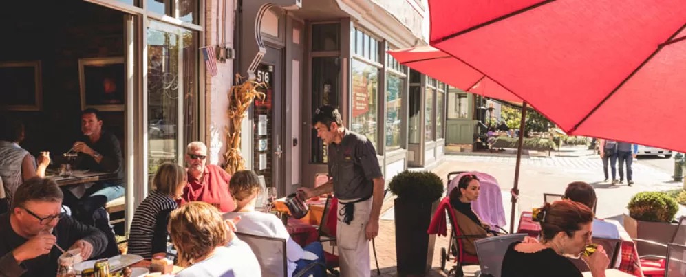 Pátio ao ar livre no Belga Cafe on Barracks Row - Restaurante no Capitol Hill em Washington, DC
