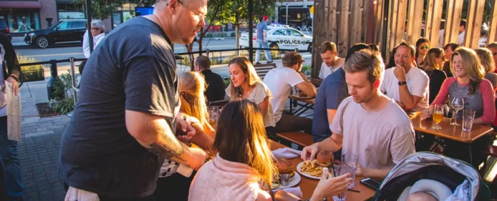 Jovem família jantando no Bluejacket on the Capitol Riverfront - restaurantes para famílias em Washington, DC
