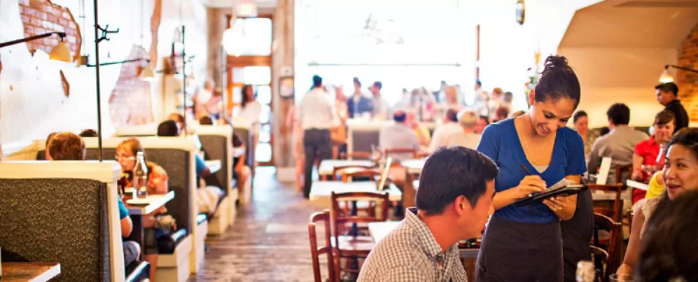 Pearl Dive Oyster Palace 位於西北 14 街 - 華盛頓特區屢獲殊榮的餐廳和牡蠣酒吧