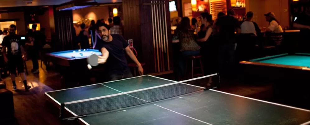 Jogando pingue-pongue no Breadsoda - Bares e restaurantes onde você pode jogar pingue-pongue em Washington, DC
