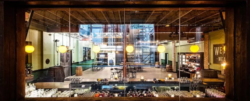 @ rlopez809 / @oneeightd - Vista da destilaria em One Eight Distilling no bairro de Ivy City em DC