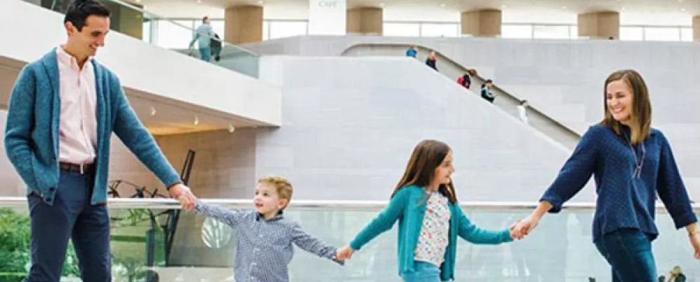 Experiências gratuitas em museus em Washington, DC - Família na National Gallery of Art East Building no National Mall