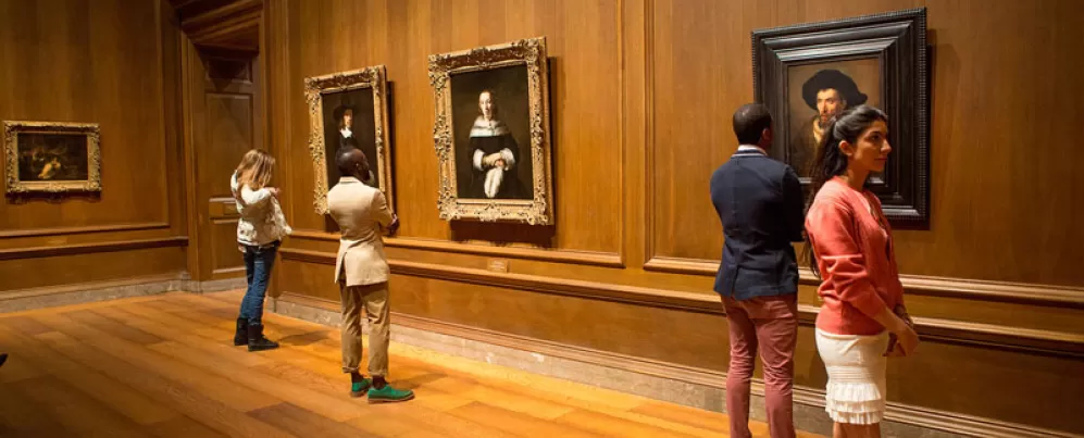 Visitantes da National Gallery of Art no National Mall - Museu de arte gratuito em Washington, DC