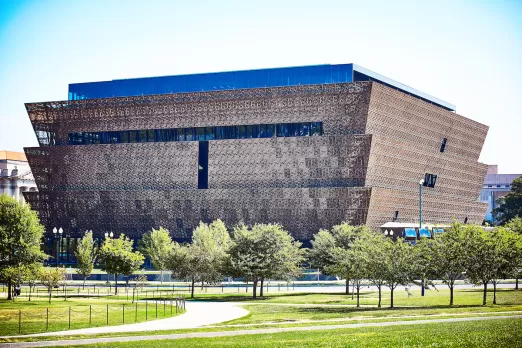 Vista exterior del Museo Nacional Smithsonian de Historia y Cultura Afroamericana