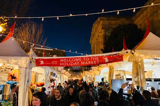 Einrichtung des Weihnachtsmarktes in der Innenstadt