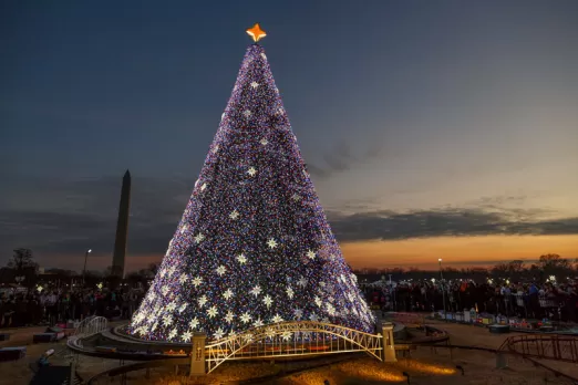 Der National Christmas Tree am Weihnachtstag in Washington, DC - Weihnachtsbeleuchtung und Winterveranstaltungen in DC