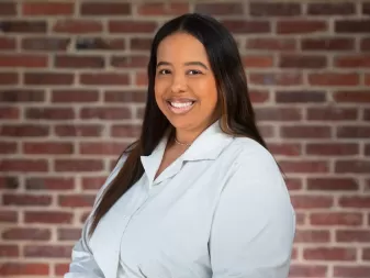 Una donna sorride per un primo piano professionale. 