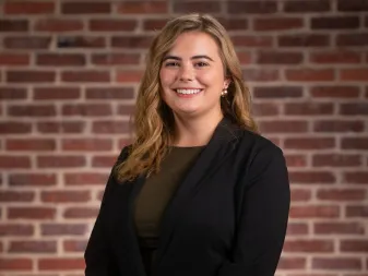 Uma pessoa sorri para um retrato profissional. 