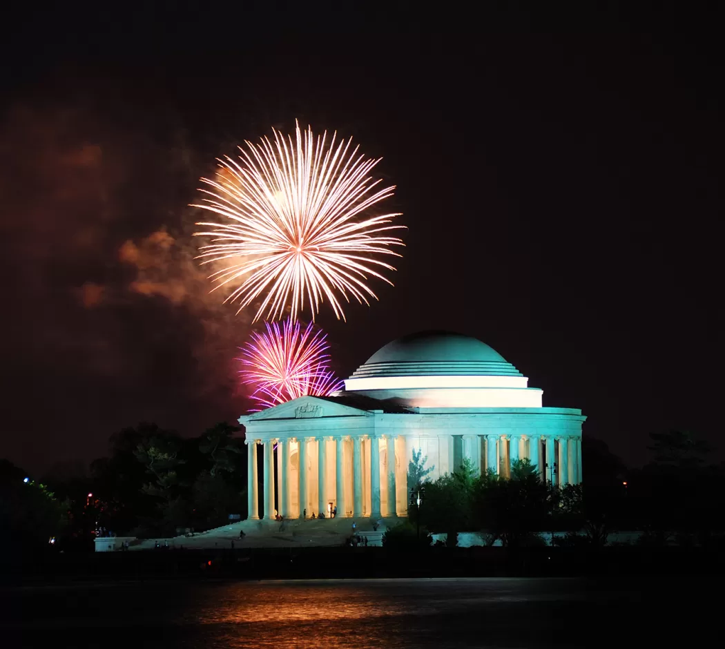 Thomas Jefferson Memorial con fuegos artificiales en el cielo nocturno