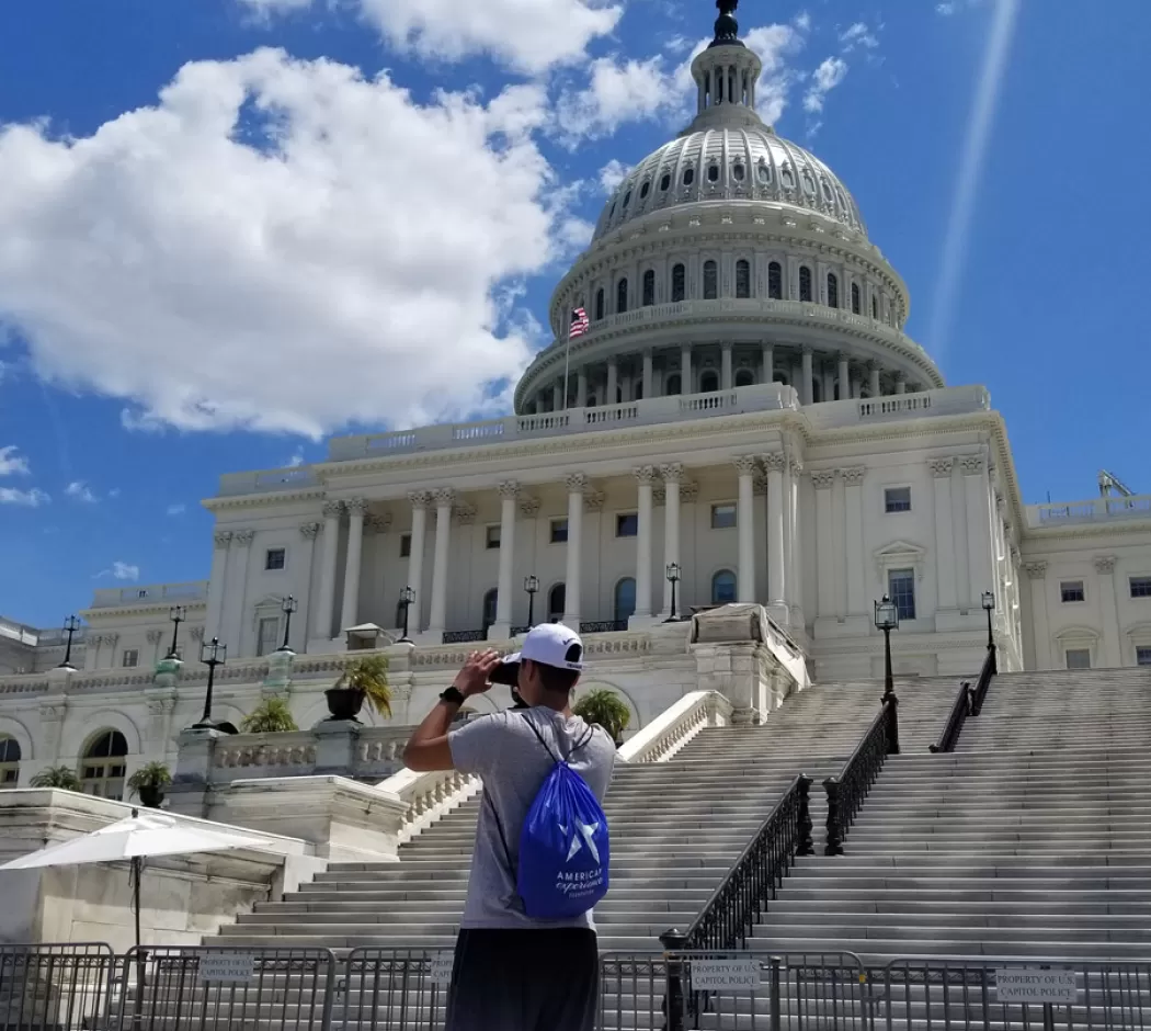 Étudiant devant le Capitole des États-Unis