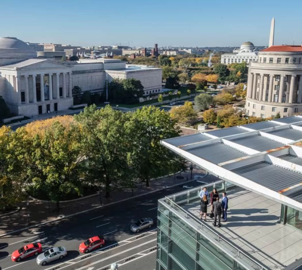 会议在 Newseum 露台上举行，可俯瞰华盛顿特区的博物馆等